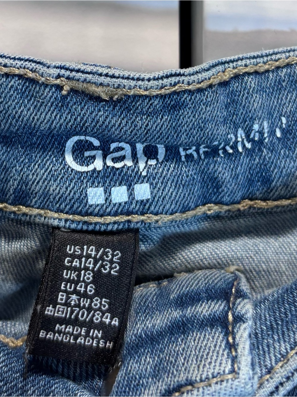 GAP Women’s Blue Jean Cotton Denim Shorts Raw Hem Size 14 / 32” Waist - Picture 2 of 4